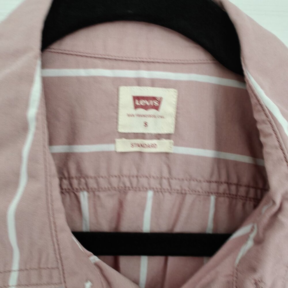 Levi's Men's Small standard pink and white stripe short sleeve button down - Picture 4 of 4